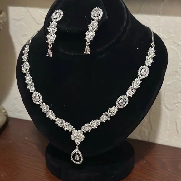 Necklace & Earrings Set - Picture 2 of 6